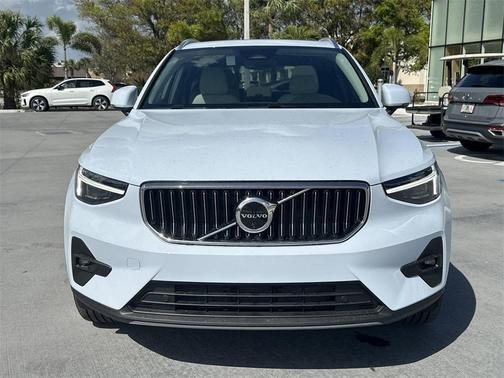 2025 Volvo XC40 B5 Plus Bright Theme