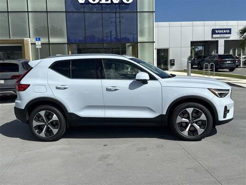 2025 Volvo XC40 B5 Plus Bright Theme