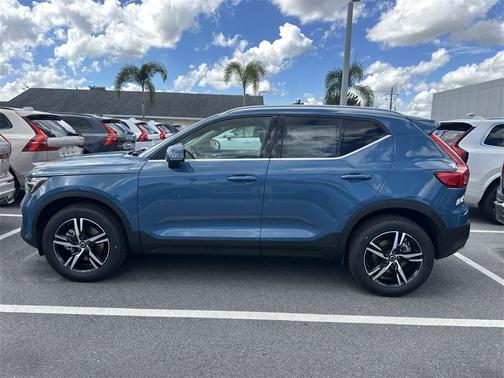 2025 Volvo XC40 B5 Core Bright Theme