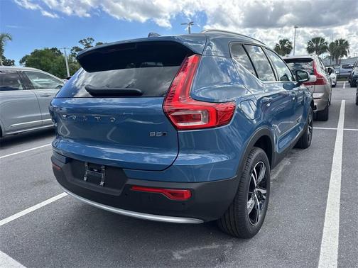 2025 Volvo XC40 B5 Core Bright Theme