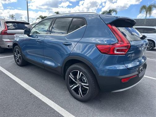2025 Volvo XC40 B5 Core Bright Theme
