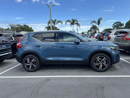 2025 Volvo XC40 B5 Core Bright Theme