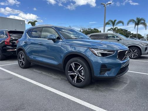 2025 Volvo XC40 B5 Core Bright Theme