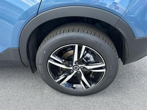 2025 Volvo XC40 B5 Core Bright Theme