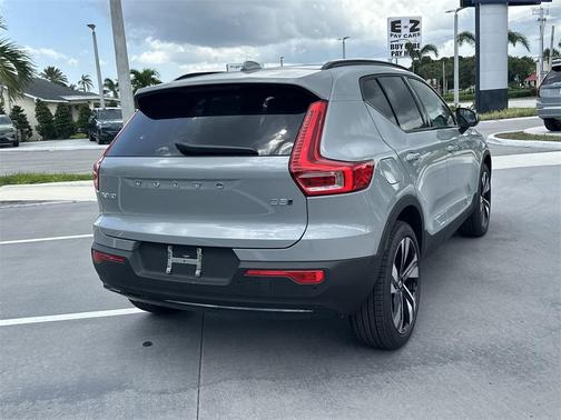 2025 Volvo XC40 B5 Plus Dark Theme