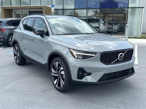 2025 Volvo XC40 B5 Plus Dark Theme