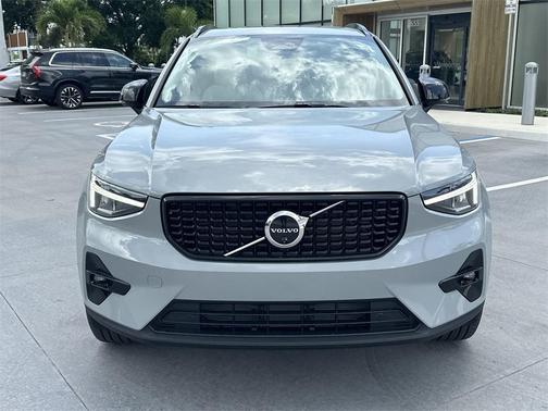 2025 Volvo XC40 B5 Plus Dark Theme