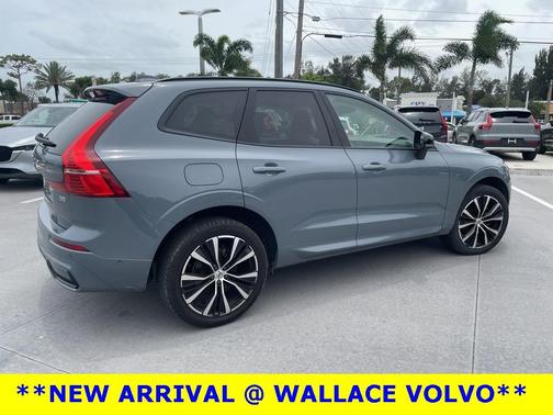 2023 Volvo XC60 B5 Ultimate Dark Theme