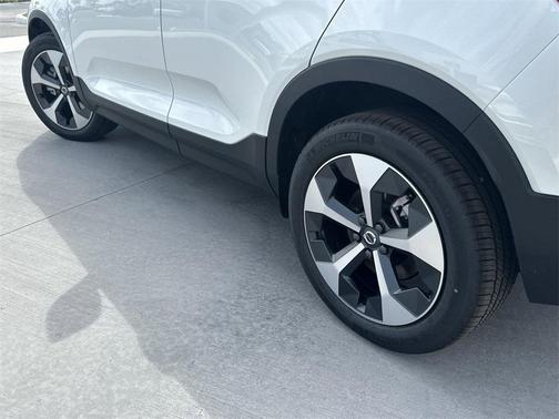 2025 Volvo XC40 B5 Core Bright Theme