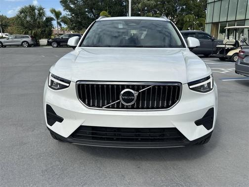 2025 Volvo XC40 B5 Core Bright Theme
