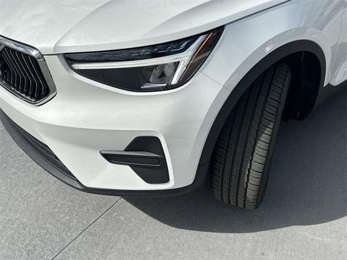 2025 Volvo XC40 B5 Core Bright Theme