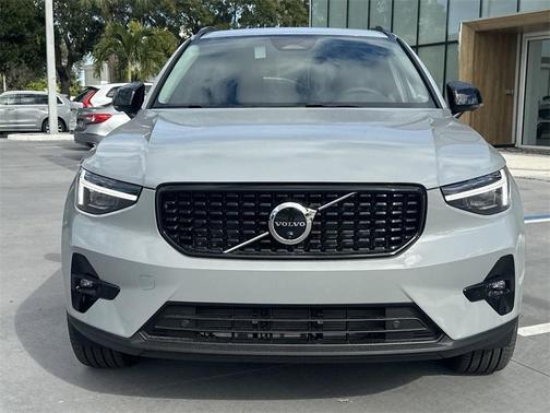 2025 Volvo XC40 B5 Plus Dark Theme