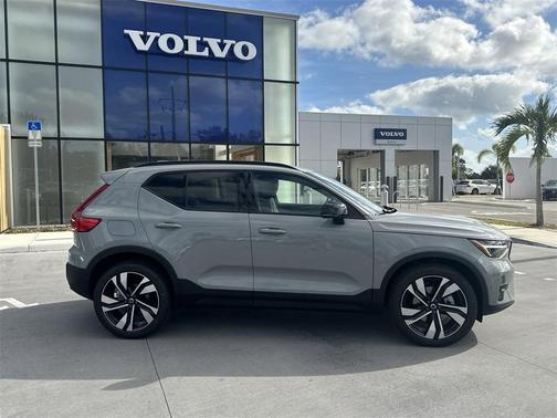 2025 Volvo XC40 B5 Plus Dark Theme