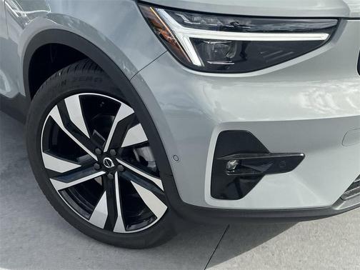 2025 Volvo XC40 B5 Plus Dark Theme