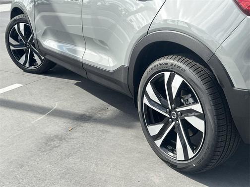2025 Volvo XC40 B5 Plus Dark Theme