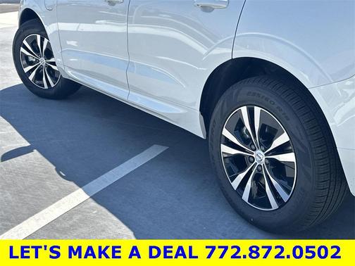 2024 Volvo XC60 Recharge Plug-In Hybrid T8 Core Dark Theme
