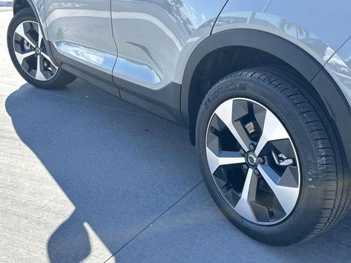 2025 Volvo XC40 B5 Core Bright Theme