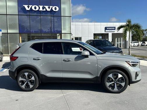 2025 Volvo XC40 B5 Core Bright Theme