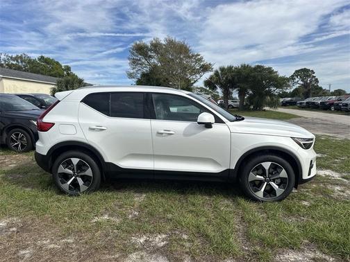 2025 Volvo XC40 B5 Core Bright Theme