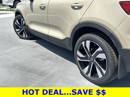 2025 Volvo XC40 B5 Plus Dark Theme