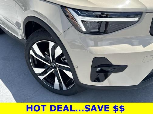 2025 Volvo XC40 B5 Plus Dark Theme