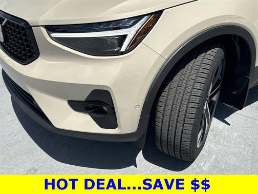 2025 Volvo XC40 B5 Plus Dark Theme