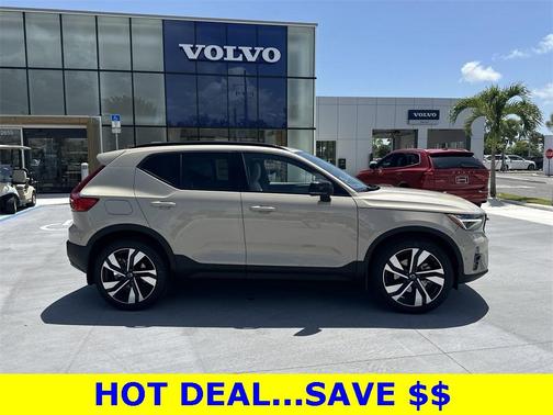2025 Volvo XC40 B5 Plus Dark Theme