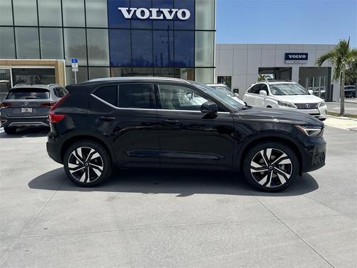 2025 Volvo XC40 B5 Ultra Bright Theme