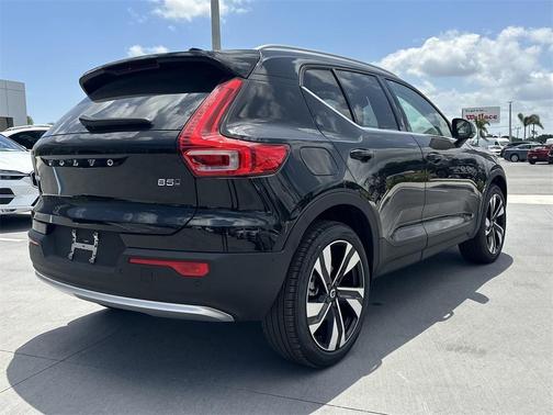 2025 Volvo XC40 B5 Ultra Bright Theme
