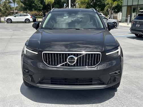 2025 Volvo XC40 B5 Ultra Bright Theme