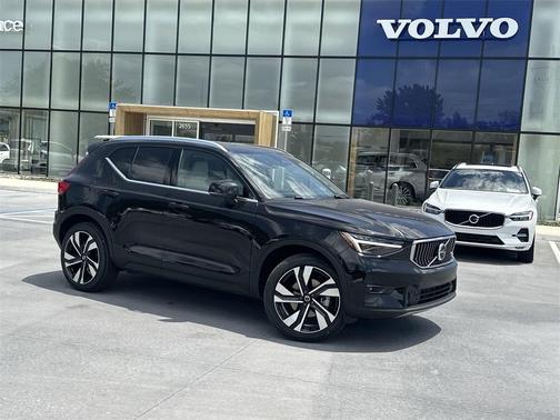 2025 Volvo XC40 B5 Ultra Bright Theme