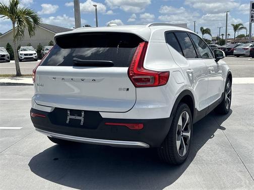2025 Volvo XC40 B5 Core Bright Theme