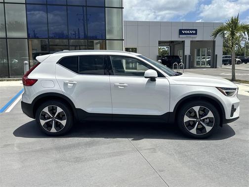 2025 Volvo XC40 B5 Core Bright Theme