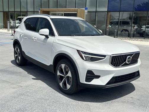 2025 Volvo XC40 B5 Core Bright Theme