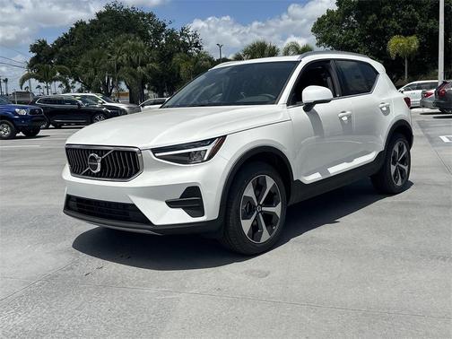 2025 Volvo XC40 B5 Core Bright Theme