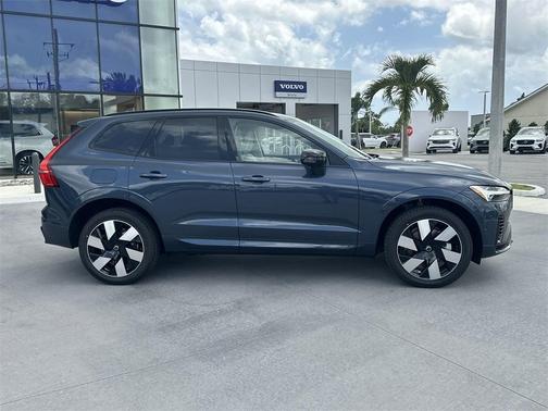 2025 Volvo XC60 Plug-In Hybrid T8 Plus