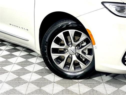 Photo 2 of 18 of 2021 Chrysler Pacifica Hybrid Pinnacle