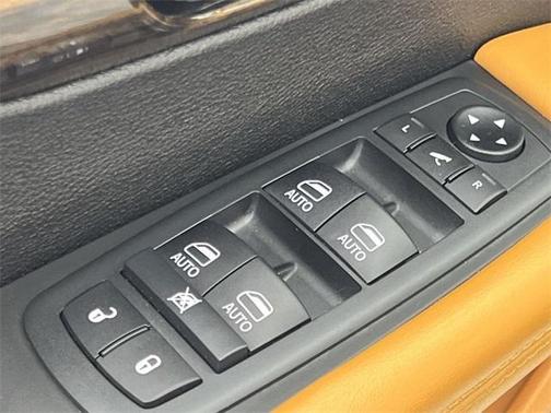 Photo 5 of 18 of 2021 Chrysler Pacifica Hybrid Pinnacle