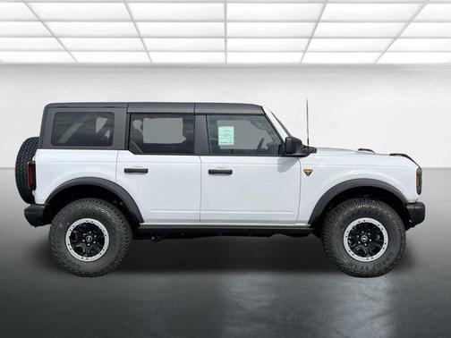 Oxford White 2026 Ford Bronco Badlands