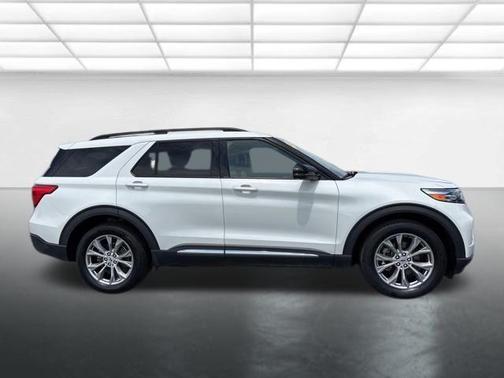 Star White Metallic Tri-Coat 2023 Ford Explorer XLT