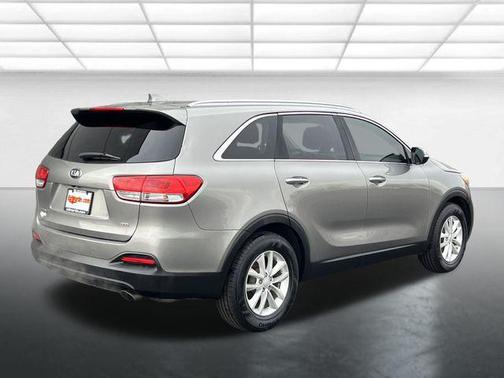 Titanium Silver 2017 Kia Sorento LX