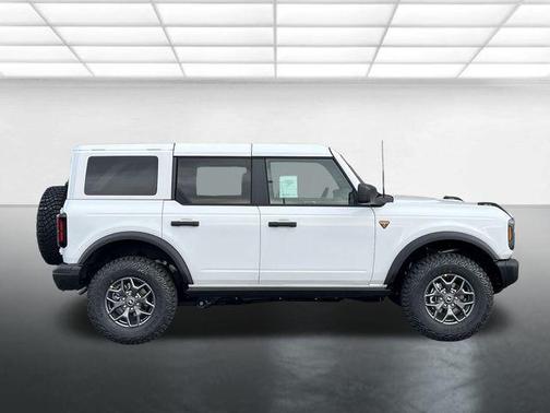 Oxford White 2025 Ford Bronco Badlands