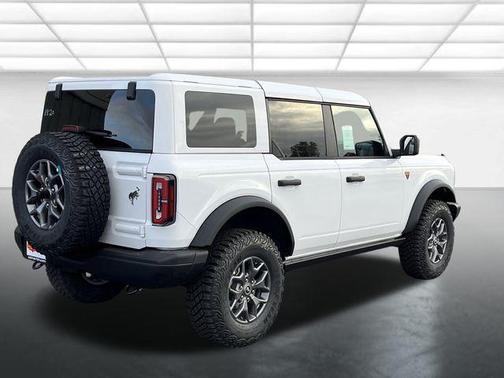 Oxford White 2025 Ford Bronco Badlands