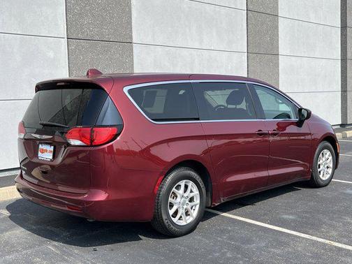 2020 Chrysler Voyager LX