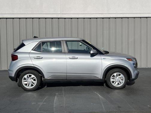 2022 Hyundai VENUE SE