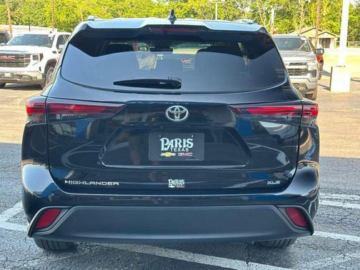Midnight Black Metallic 2025 Toyota Highlander XLE