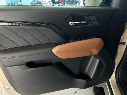 Desert Sand Metallic 2024 GMC Canyon AT4