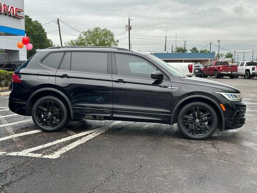 Deep Black Pearl 2022 Volkswagen Tiguan 2.0T SE R-Line Black