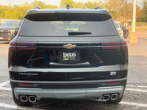 Mosaic Black Metallic 2027 Chevrolet Traverse LT