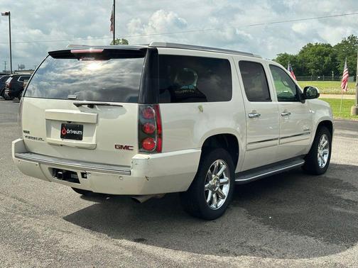 White Diamond Tricoat 2011 GMC Yukon XL Denali